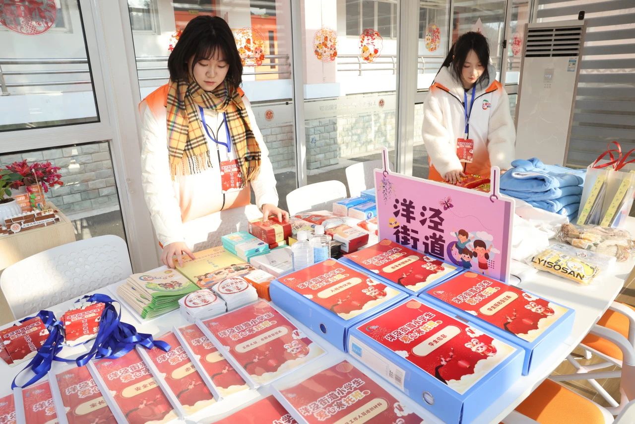 浦东新区洋泾街道爱心寒托班为小朋友们准备了很多文创产品.jpg 浦东新区洋泾街道爱心寒托班为小朋友们准备了很多文创产品.jpg