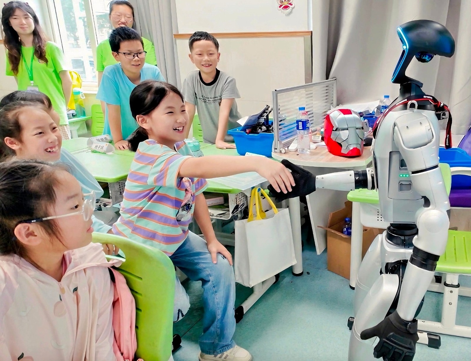 浦东新区爱心暑托班开展机器人互动科普活动.jpg