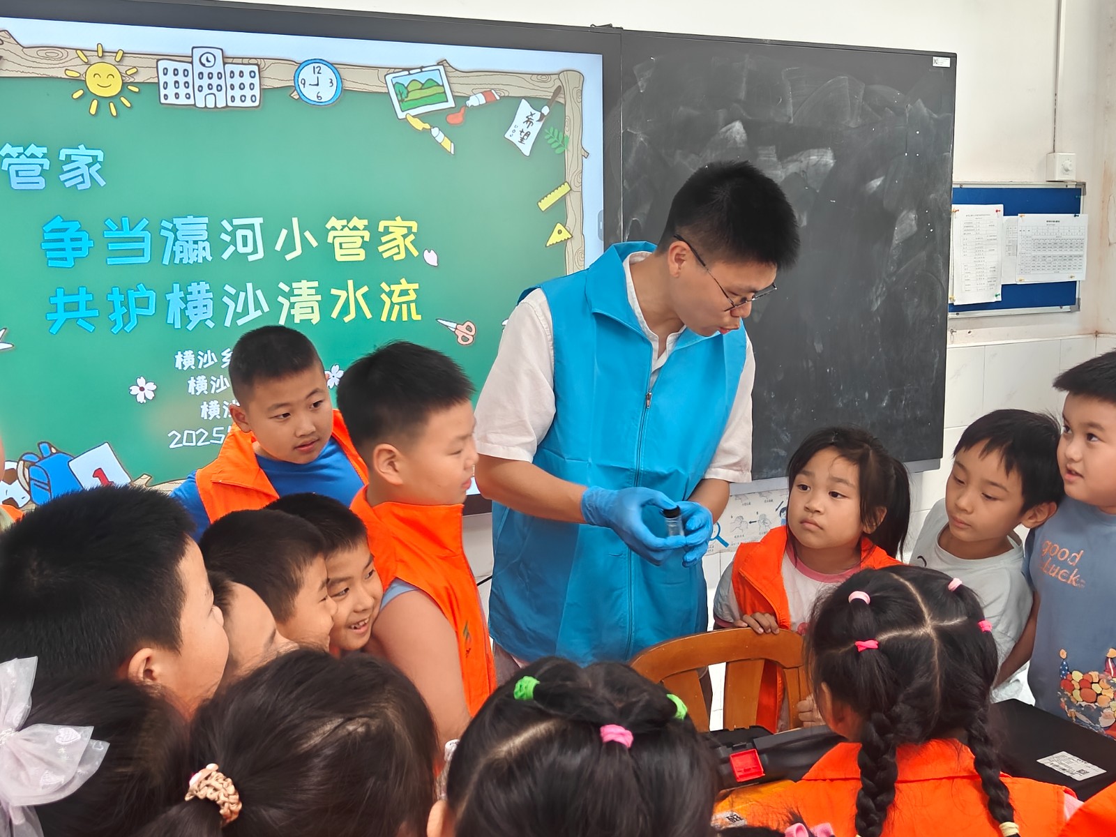 崇明区爱心暑托班推广“瀛河小管家”青少年护河实践活动.jpg